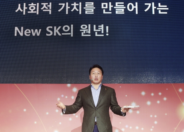 최태원 SK그룹 회장이 2일 서울 광장동 워커힐 호텔에서 열린 2018 신년회에서 TED방식으로 경제·사회적 가치를 함께 추구하는 '뉴 SK'를 만들기 위한 구체적 실천방안을 설명하고 있다. 사진=SK그룹 제공