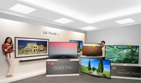 LG전자가 인공지능(AI)을 탑재한 ‘올레드 TV 씽큐(ThinQ)’, ‘슈퍼 울트라HD TV 씽큐’ 등 2018년형 ‘씽큐 TV’를 CES 2018에서 공개한다.  LG전자 모델이 '씽큐 TV' 라인업을 소개하고 있는 모습. 제공| LG전자