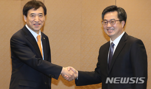 김동연(오른쪽) 경제부총리 겸 기획재정부 장관과 이주열 한국은행 총재(왼쪽)가 4일 오전 서울 중구 은행회관에서 열린 조찬회동에 참석해 악수를 하고 있다. [사진=뉴시스]