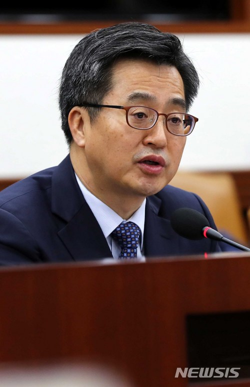 【서울=뉴시스】고범준 기자 = 김동연 경제부총리 겸 기획재정부 장관이 6일 오전 서울 종로구 세종로 정부서울청사에서 열린 대외경제장관회의에 참석해 모두발언을 하고 있다. 2017.12.06. bjko@newsis.com [출처=뉴시스]