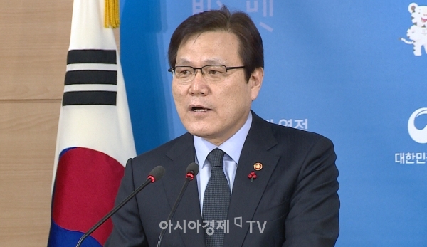 최종구 금융위원장이 8일 오후 정부서울청사에서 암호화폐 관련 긴급 브리핑을 열었다.