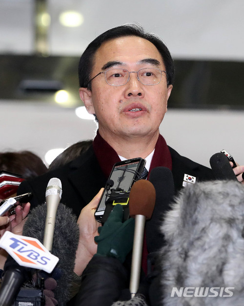 조명균 통일부장관이 9일 오전 서울 종로구 통일부 남북회담본부에서 남북고위급회담을 위해 판문점으로 출발 하기전 입장을 발표하고 있다. [사진=뉴시스]