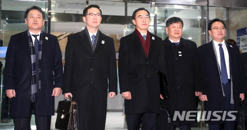 조명균 통일부장관을 비롯한 대표단이 9일 오전 서울 종로구 통일부 남북회담본부에서 남북고위급회담을 위해 판문점으로 출발 하고 있다. 안문현(왼쪽부터) 국무총리실 심의관, 천해성 통일부 차관, 조명균 통일부 장관, 노태강 문화체육관광부 2차관, 김기홍 평창 동계올림픽대회 및 동계패럴림픽대회 조직위원회 기획사무차장. [사진=뉴시스]