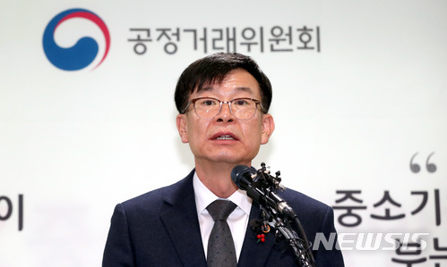 【서울=뉴시스】권현구 기자 = 김상조 공정거래위원장이 27일 오전 서울 영등포구 중소기업중앙회에서 공정한 하도급 거래질서 확립을 위한 '하도급거래 공정화 종합대책'을 발표하고 있다. 2017.12.28. stoweon@newsis.com [출처=뉴시스]
