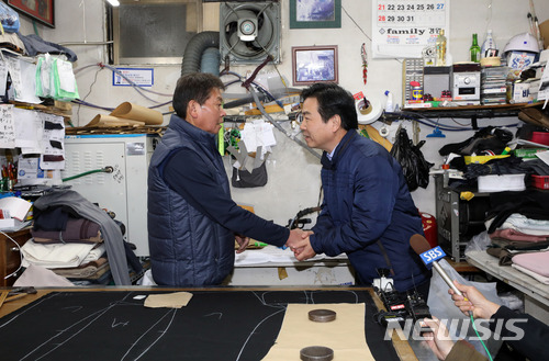 홍종학 중소벤처기업부 장관이 종로구 창신동 봉제 골목을 찾아 상인과 인사를 나누고 있다. [사진=뉴시스]