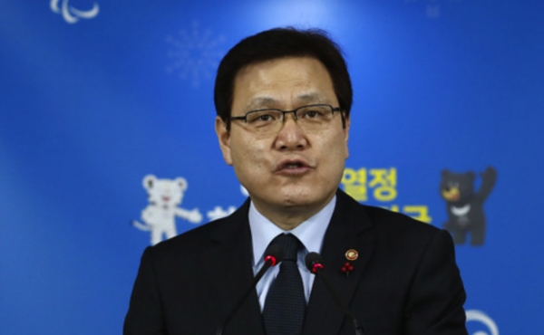 최종구 금융위원장이 15일 서울 세종로 정부서울 청사 브리핑실에서 금융혁신 추진 방향에 대해 발표하기 위해 입장하고 있다. 최 위원장은 금융권 채용비리, 과도한 보수, 불투명한 지배구조, 금융권 불합리한 관행 등을 쇄신하겠다고 밝혔다.