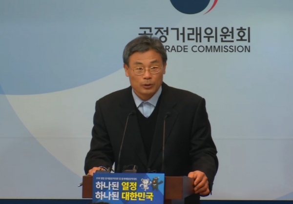 16일 정부세종청사 공정거래위원회 브리핑룸에서 최무진 기업거래정책국장이 개정 하도급법 공포 및 표준하도급계약서 제개정 관련 브리핑을 하고 있다. [출처|이브리핑]