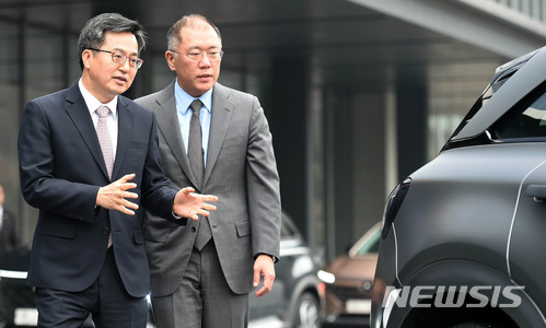 【용인=뉴시스】이정선 기자 = 김동연 경제부총리 겸 기획재정부 장관과 정의선 현대자동차 부회장이 17일 오전 경기 용인 처인구 현대자동차그룹 환경기술연구소에서 수소전기차 넥쏘 시승을 마친 뒤 걸어오고 있다. 2018.01.17. ppljs@newsis.com [사진=뉴시스]