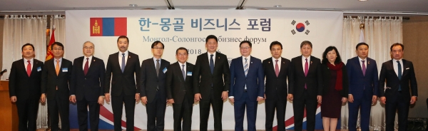 김준동 대한상의 상근부회장(왼쪽 여섯번째)과 오흐나 후렐수흐(Khurelsukh Ukhnaa) 몽골 총리(왼쪽 일곱 번째)가 주요참석자들과 기념촬영을 하고 있다. 제공| 대한상공회의소.