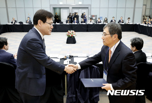 최종구 금융위원장이 지난해 11월 서울 중구 예금보험공사에서 열린 '2017년 금융발전심의회 전체회의'에서 위원장인 윤석헌 서울대학교 교수에게 위촉장을 수여하고 있다ㅣ사진=뉴시스