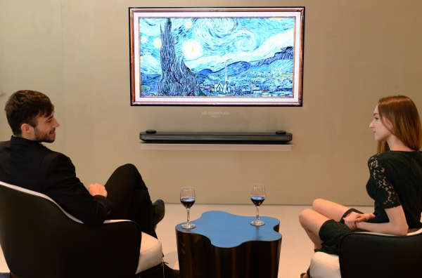 인천국제공항 제2여객터미널 내 대한항공 라운지에 설치된 LG전자 TV. 사진=LG전자