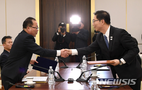 17일 경기도 파주시 판문점 평화의 집에서 열린 '북한의 2018 평창동계올림픽 참가와 관련 남북 차관급 실무회담'에 참석한 천해성 통일부 차관(오른쪽)과 전종수 조국평화통일위원회(조평통) 부위원장이 종결회의를 마친 후 악수를 나누고 있다. 사진=뉴시스 제공