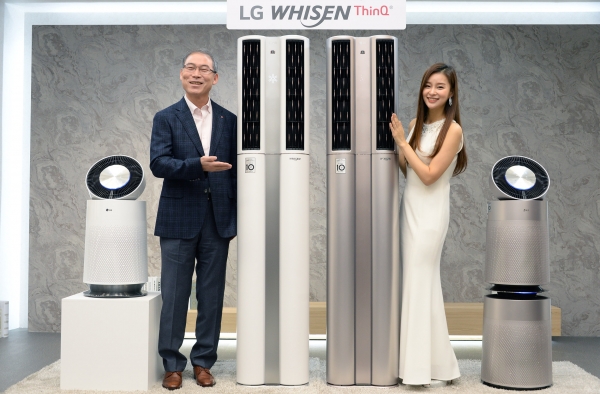 LG전자 H&A사업본부장 송대현 사장이 모델과 함께 '휘센 씽큐 에어컨'을 소개하고 있다. 사진=LG전자