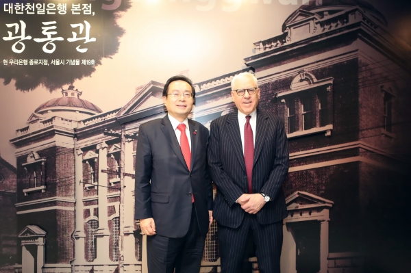 손태승 우리은행장은 지난 17일 서울 중구 본점에서 데이비드 루벤스타인 칼라일그룹 공동회장과 면담을 가졌다. 손태승 은행장(사진 왼쪽)이 데이비드 루벤스타인 공동회장이 기념촬영을 하고 있다.ㅣ사진=우리은행