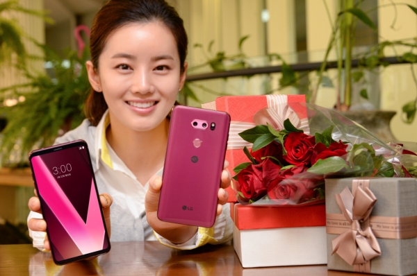 LG전자가 LG V30 라즈베리 로즈를 출시했다. 사진=LG전자