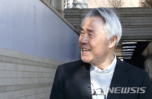 【서울=뉴시스】김선웅 기자 = 가맹점에 갑질을 한 혐의로 구속 기소된 미스터피자 창업주 정우현 전 MP그룹 회장이 23일 서울 서초구 서울중앙지방법원에서 열린 1심 선고공판에서 징역 3년, 집행유예 4년을 선고받은 후 법원을 나서며 입장을 밝히고 있다. 2018.01.23. mangusta@newsis.com] [사진=뉴사스]