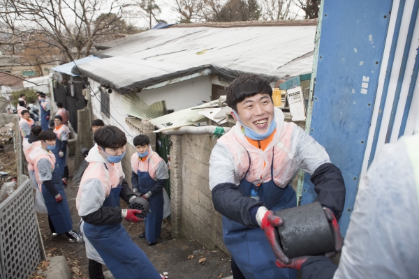 현대건설과 현대엔지니어링 2018년 신입사원들이 소외이웃을 위한 사회공헌활동을 펼치며 사회에 힘찬 첫걸음을 내디뎠다. 제공 | 현대건설