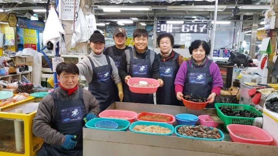 우리카드는 소상공인 지원과 전통시장 활성화를 위해 강원도 강릉 중앙·성남시장에 앞치마 1200벌을 기부했다고 24일 밝혔다. 제공| 우리카드