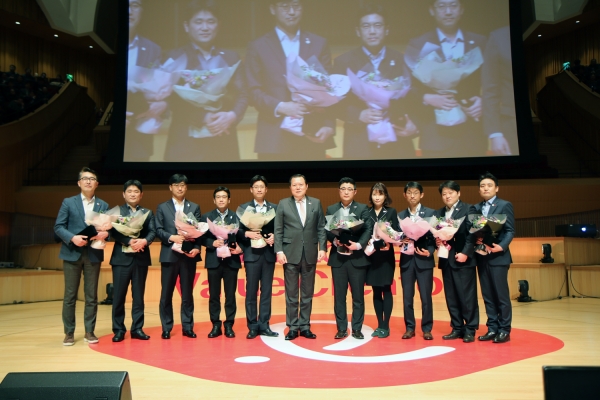 롯데는 2일 잠실 롯데콘서트홀에서 롯데 각 계열사 팀장 2000여 명이 참석한 가운데 ‘2018 팀장 콘퍼런스’를 개최했다. 이날 진행된 올해의 팀장 시상식에서 수상한 팀장들과 롯데지주 황각규 대표이사(사진 가운데)가 기념촬영을 하고 있다.(사진 왼쪽부터)롯데백화점 김갑준 팀장, 롯데마트 정재봉 팀장, 롯데케미칼 신승환 팀장, 롯데첨단소재 신승식 팀장, 롯데제과 조경운 팀장, 롯데지주 황각규 대표이사, 대홍기획 박승규 팀장, 롯데건설 이정민 팀장, 롯데물산 최영 팀장, 롯데렌탈 구범석 팀장, 롯데카드 김병준 팀장 [사진=롯데지주]