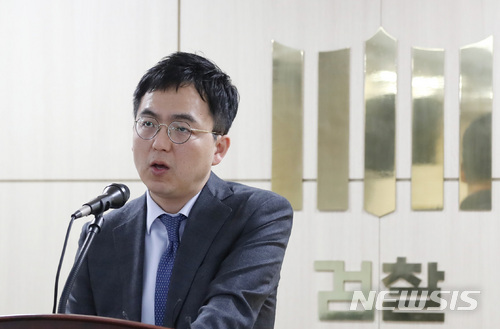 2일 오후 서울 도봉구 서울북부지방검찰청에서 형사5부 구자현 부장검사가 우리은행 채용비리 수사결과 브리핑을 하고 있다. 서울 북부지검은 우리은행의 공개 채용과정에서 청탁을 이유로 합격자를 조작한 이광구 전 우리은행장 등 6명을 업무방해죄로 불구속 기소했다고2일 밝혔다.ㅣ사진=뉴시스