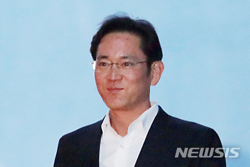 이재용 삼성전자 부회장이 5일 서울 서초동 서울고법에서 열린 항소심에서 집행유예를 선고 받은 뒤 법정을 나서 호송차에 오르며 미소짓고 있다. 사진=뉴시스 제공