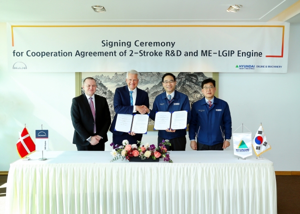 현대중공업이 최근 덴마크 만 디젤&터보사와 LPG-디젤 이중연료엔진 개발 협약을 맺었다.(오른쪽 두 번째부터 현대중공업 장기돈 엔진사업 대표, 만 디젤&터보사 클라우스 엥버그(Klaus Engberg) 부사장).제공=현대중공업.