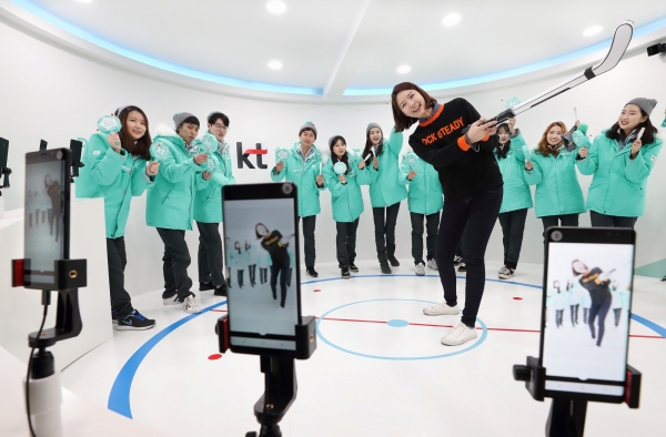 광화문 KT 라이브사이트에서 시연모델이 5G 기술을 이용한 '아이스하키 챌린지'를 체험해보고 있다