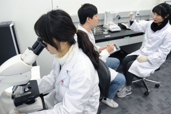 LG전자 연구원들이 물과학연구소에서 필터, 위생, 수질 등 물 관련 기술을 연구하고 있다. 사진=LG전자