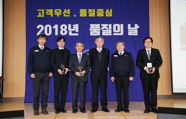 쌍용자동차는 협력사 및 전사 품질 개선 활동을 장려하고 협력업체와의 동반성장 및 글로벌 품질경쟁력 제고를 도모하기 위해 지난 7일 쌍용자동차 안성 인재개발원에서 제 2회 품질의 날 세미나를 실시했다. 행사는 쌍용자동차 품질/생기본부 임직원 및 협력사 대표이사, 품질책임자 등 200여명이 참석한 가운데 2017년 품질 실적 분석, 쌍용자동차 품질정책 및 2018년 품질 전략/목표 공유, 혁신 사례 발표, 품질상 포상, 품질경영 관련 사외강사 특강 등의 순으로 진행됐다. 쌍용자동차 인력/관리본부장 하광용 부사장(사진 오른쪽 두 번째), 쌍용자동차협동회장 오유인 ㈜세명기업 대표이사(오른쪽 세 번째), 쌍용자동차 품질/생기본부장 위경복 상무(맨왼쪽) 등 쌍용자동차 임원 및 품질 부문 우수협력사 대표들이 시상식 후 기념촬영을 하고 있다. 제공=쌍용차.