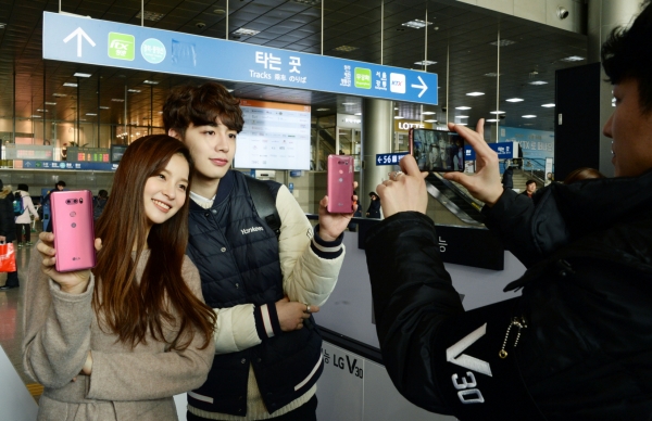 LG전자가 체험존 설치로 전략 프리미엄 스마트폰 LG V30 알리기에 나섰다. 사진=LG전자
