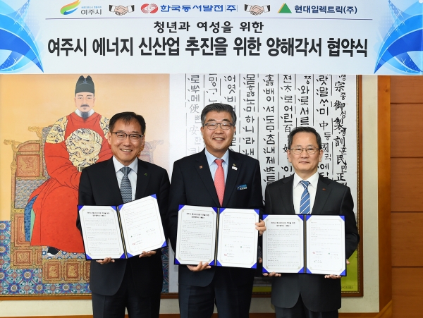 현대일렉트릭과 여주시, 동서발전 간 ‘여주시 에너지 신산업 업무협약’ 체결식 장면(왼쪽 첫 번째부터 주영걸 현대일렉트릭 사장, 원경희 여주시장, 박희성 동서발전 사장 직무대행). 제공=현대일렉트릭.