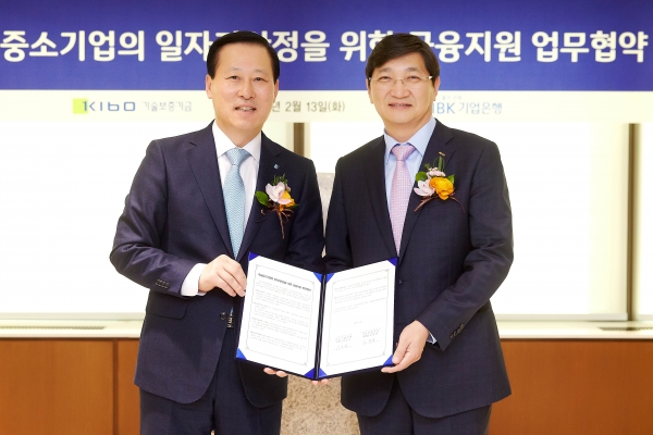 김도진 기업은행장(왼쪽)과 김규옥 기술보증기금 이사장이 을지로 소재 기업은행 본점에서 협약식을 마치고 기념촬영을 하고 있는 모습.ㅣ사진=IBK기업은행