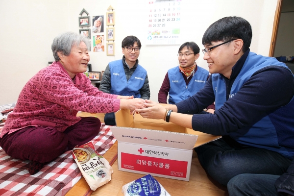 삼성전자 봉사팀이 부식품 세트를 전달하는 모습. 사진=삼성전자
