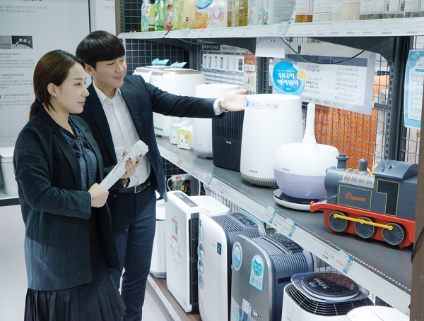 공기청정기를 구매하려는 소비자. 사진=롯데하이마트