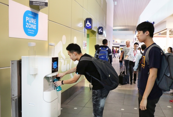 말레이시아 쿠알라룸푸르국제공항 내 'Pure Zone'에서 이용객들이 코웨이 정수기로 정수한 물을 마시고 있다. 사진=코웨이
