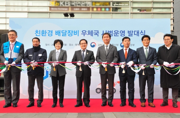 2월 19일 광화문우체국에서 진행한 ‘친환경 배달장비 우체국 시범운영 발대식’에 르노삼성자동차 제조본부장 이기인 부사장이 참석해 테이프 커팅식을 진행하고 있다. (왼쪽 세번째부터)  김은경 환경부 장관, 유영민 과기정통부 장관, 르노삼성자동차 제조본부 이기인 부사장. 제공=르노삼성.