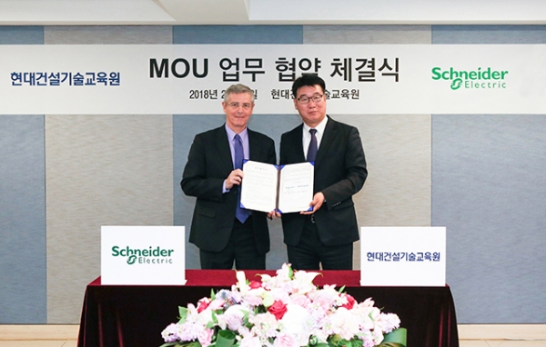 20일 서울 영등포구 대림동 현대건설 기술교육원에서 기술교육원장 채병석 원장(오른쪽)과   슈나이더 일렉트릭의 동북아시아 허브 리더인 디에고 아르세스가 스마트 팩토리 기술제휴 업무협약식을 체결한 뒤 기념촬영을 하고 있다. 사진=현대건설 제공