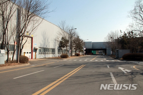 셧다운(shutdown)이 예고된 한국지엠(GM) 군산공장이 지난 22일 차량과 근로자의 통행이 없어 썰렁한 모습.ㅣ사진=뉴시스