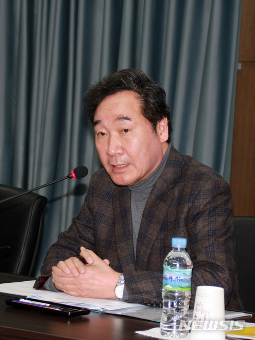 이낙연 국무총리나 24일 오후 전북 군산 소룡동 자동차융합기술원에서 열린 '군산지역 지원대책 간담회'에서 모두발언을 하고 있다. 제공=뉴시스.