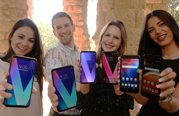 25일 스페인 바르셀로나 구엘공원에서 모델들이 ‘LG V30S ThinQ’ (맨 왼쪽부터 3개), LG V30 라즈베리로즈(왼쪽에서 4번째), 2018년형 'LG K10+'(맨 오른쪽), 2018년형 LG K8(오른쪽에서 두 번째)를 선보이고 있다. 사진=LG전자