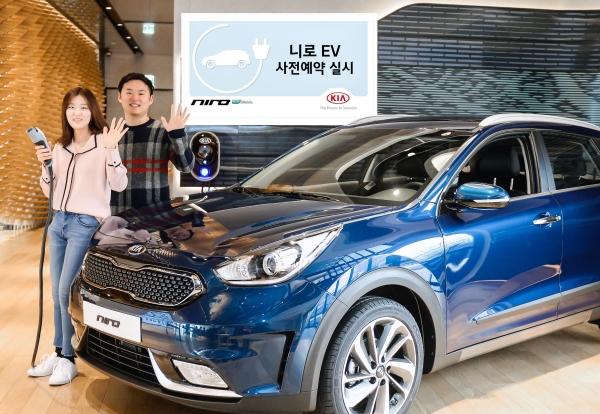 기아자동차가 친환경 전용 SUV 니로 하이브리드, 니로 플러그인 하이브리드에 이어 전기차 모델인 ‘니로 EV’를 새롭게 선보인다. 기아자동차는 26일(월)부터 전국 영업점을 통해 하반기 출시 예정인 니로 EV의 예약 판매를 실시한다고 밝혔다.제공=기아차.