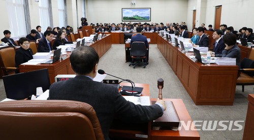 지난 6일 오전 서울 여의도 국회 환경노동위원회 회의실에서 열린 전체회의에 참석한 홍영표 위원장이 안건을 상정하며 의사봉을 두드리고 있다. 제공=뉴시스.