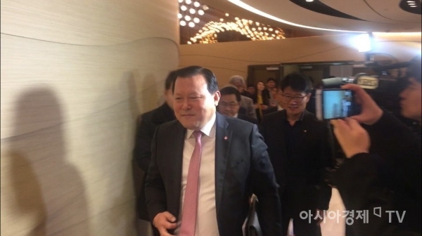 27일 롯데월드타워에서 롯데지주 임시주주총회가 열린 가운데 황각규 부회장이 회의장으로 입장하고 있다