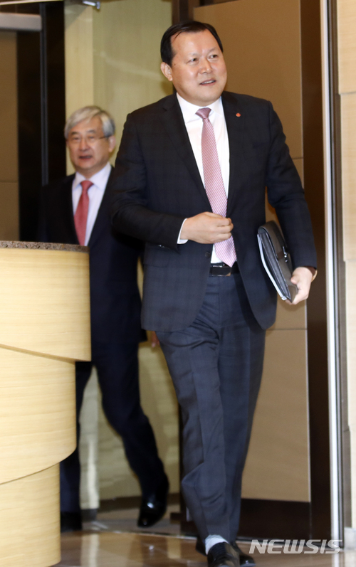 【서울=뉴시스】최진석 기자 = 황각규 롯데지주 부회장이 27일 오전 서울 송파구 롯데월드타워에서 열린 롯데지주 주식회사 임시주주총회에 참석하고 있다. 2018.02.27. myjs@newsis.com [사진=뉴시스]