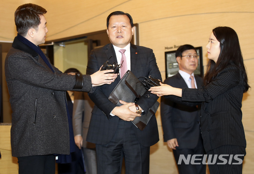 【서울=뉴시스】최진석 기자 = 황각규 롯데지주 부회장이 27일 오전 서울 송파구 롯데월드타워에서 열린 롯데지주 주식회사 임시주주총회에 참석하며 취재진의 질문에 답하고 있다. 2018.02.27. myjs@newsis.com [사진=뉴시스]