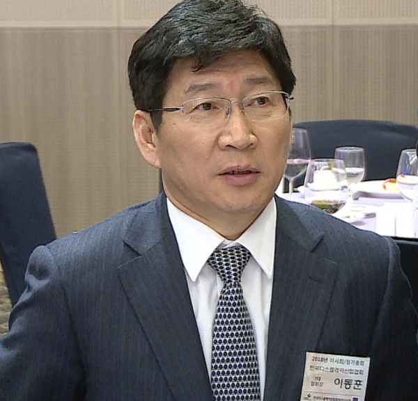 기자들과의 Q&A시간을 갖는 이동훈 협회장. 사진=팍스경제TV