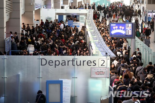 지난 1월  방학을 맞아 해외여행을 떠나려는 여행객들로 인해 인천국제공항 출국장이 북적이고 있다. ㅣ사진=뉴시스