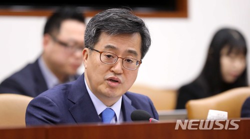 김동연 경제부총리 겸 기획재정부 장관이 8일 오전 서울 종로구 세종대로 정부서울청사에서 열린 산업경쟁력 강화 관계장관회의에서 모두발언을 하고 있다.제공=뉴시스.