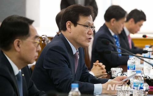 최종구 금융위원장이 8일 서울 중구 은행회관에서 공공기관의 법인대표자 연대보증 폐지와 관련해 공공기관, 은행권과 간담회를 열어 추진상황을 점검하고 은행권의 협조를 당부하고 있다.ㅣ사진=뉴시스