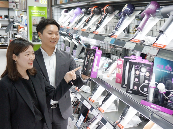화이트데이를 앞두고 진동클렌저, 헤어드라이어, 고데기 등 ‘뷰티 가전’이 인기를 끌고 있다.  사진=롯데하이마트